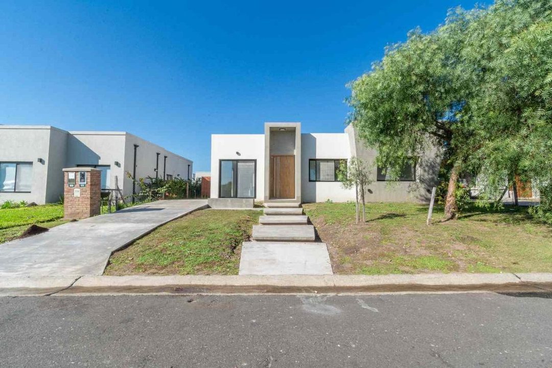 Moderna casa a estrenar, 3 dormitorios y pileta!