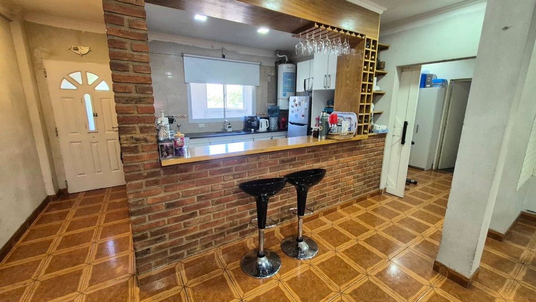 Venta Casa con cochera mas locales Zona Comercial