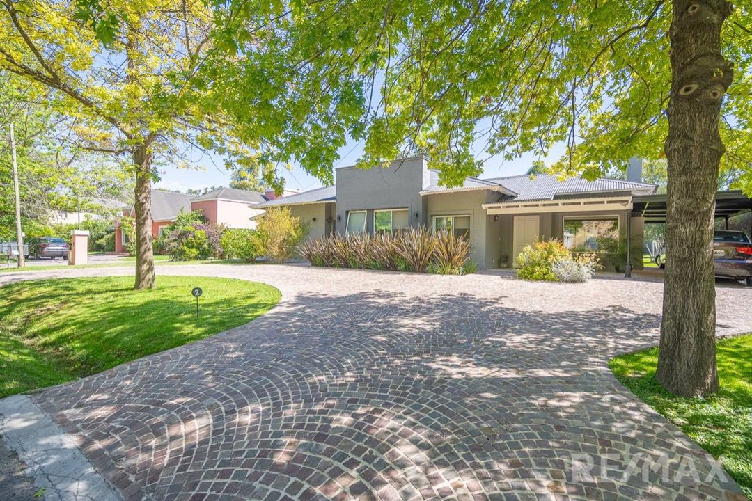 VENTA CASA EN EL BARRIO CERRADO "VILLA VICTORIA"
