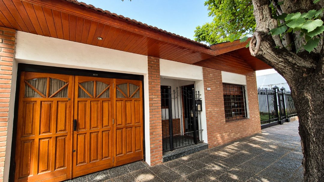 CASA 4 AMBIENTES CON GARAJE Y PATIO EN QUILMES