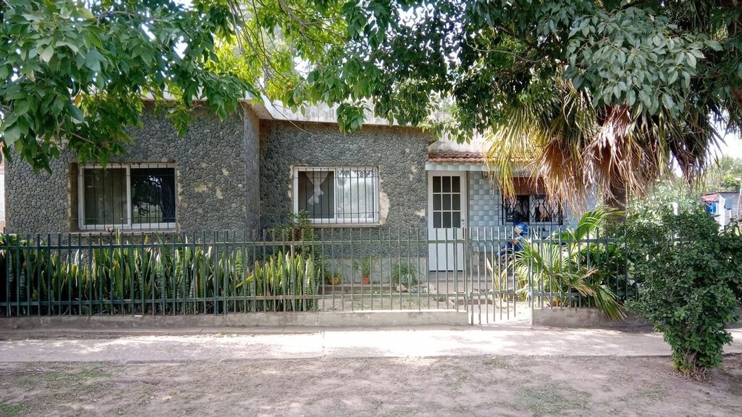 CASA 6 AMBIENTES EN VENTA EN RECREO CON TERRENO