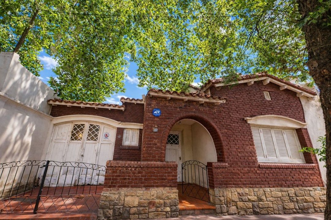 VENTA CASA A RECICLAR EN CIUDAD – ÁREA FUNDACIONAL