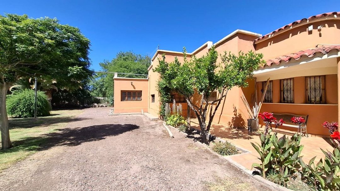 Finca con casa, departamentos y galpón en venta