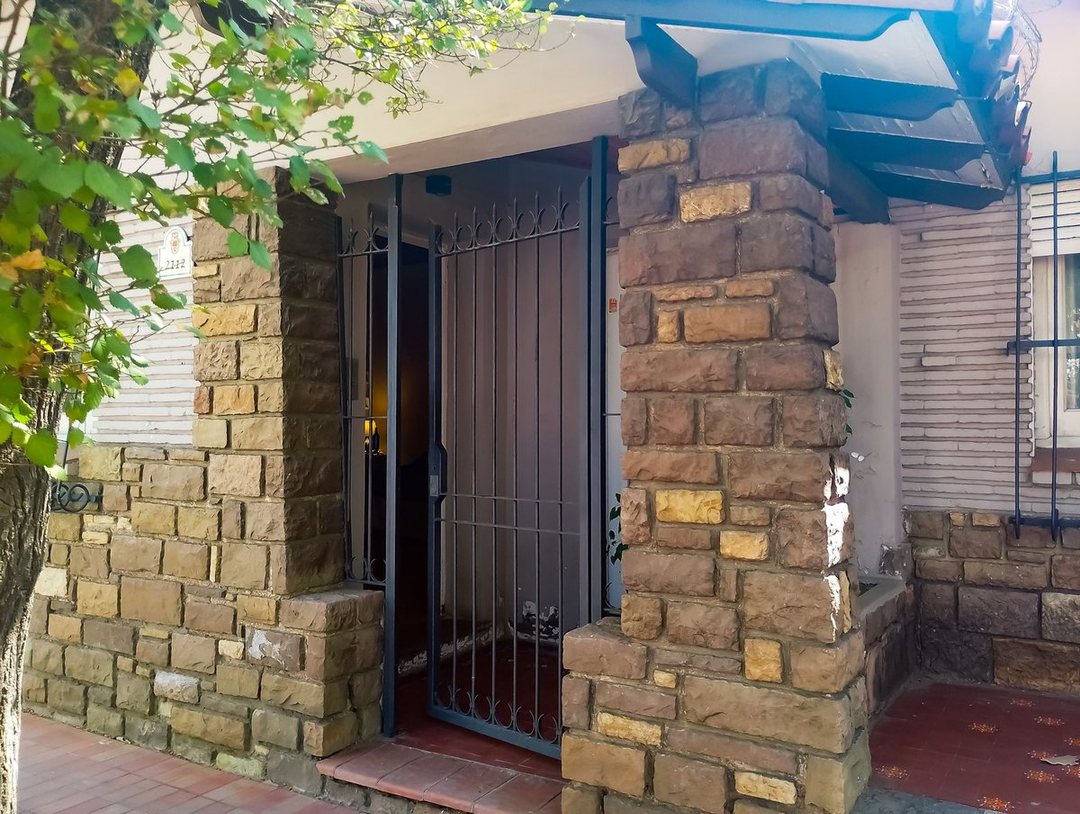Amplia casa en venta con depto independiente