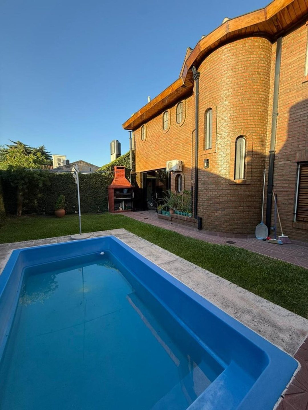 CASA DE CATEGORIA EN CIUDAD JARDIN 6 AMBIENTES