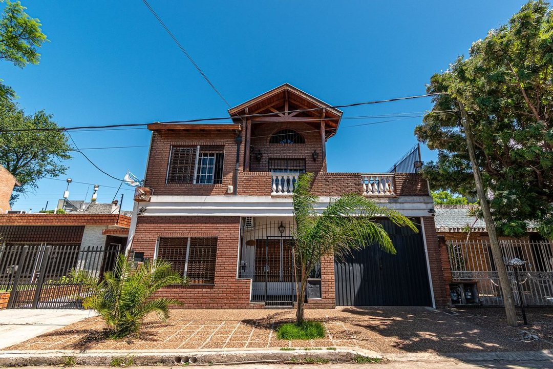 VENTA CASA 4 AMB. JARDIN, PILETA, QUINCHO- MORON