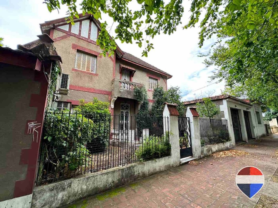 CASA y  3 LOCALES SOBRE 3 TERRENOS  EN LAS HERAS