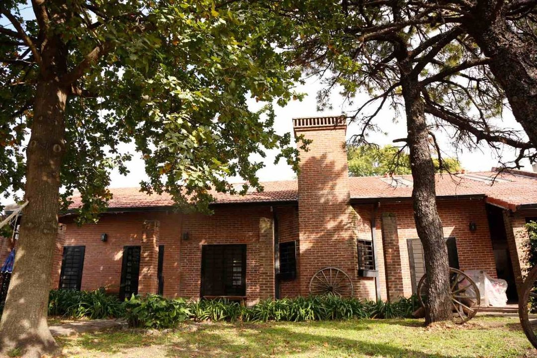 Casa Venta Gonnet 4 Dormitorios parque y Pileta