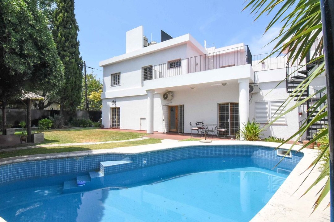 VENTA CASA 5 AMB PILETA,  JARDÌN, COCHERA ACASSUSO