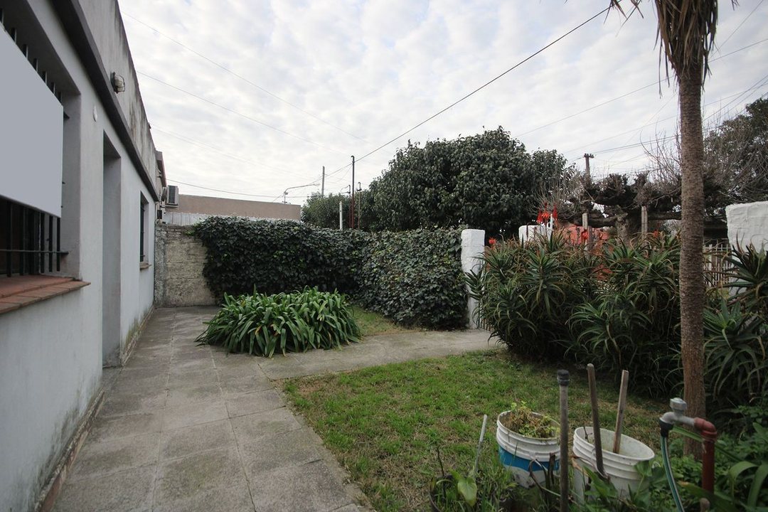 CASA 3 AMBIENTES EN VENTA EN CASTELAR JARDIN APTO
