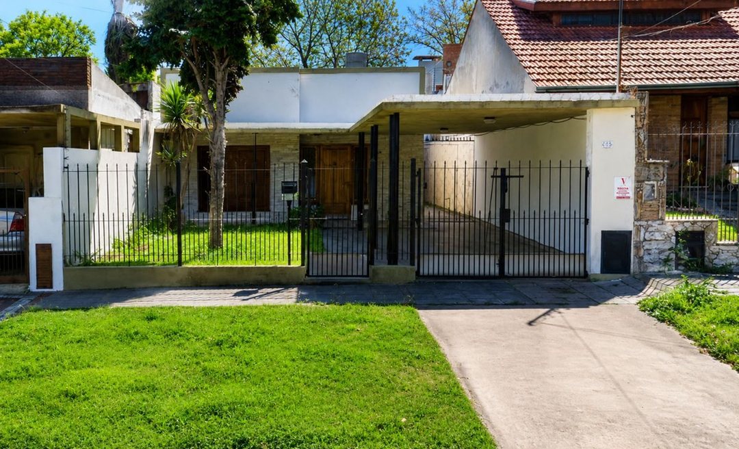 VENTA CASA DE 4 AMB CON PATIO Y COCHERA APTA CRED.