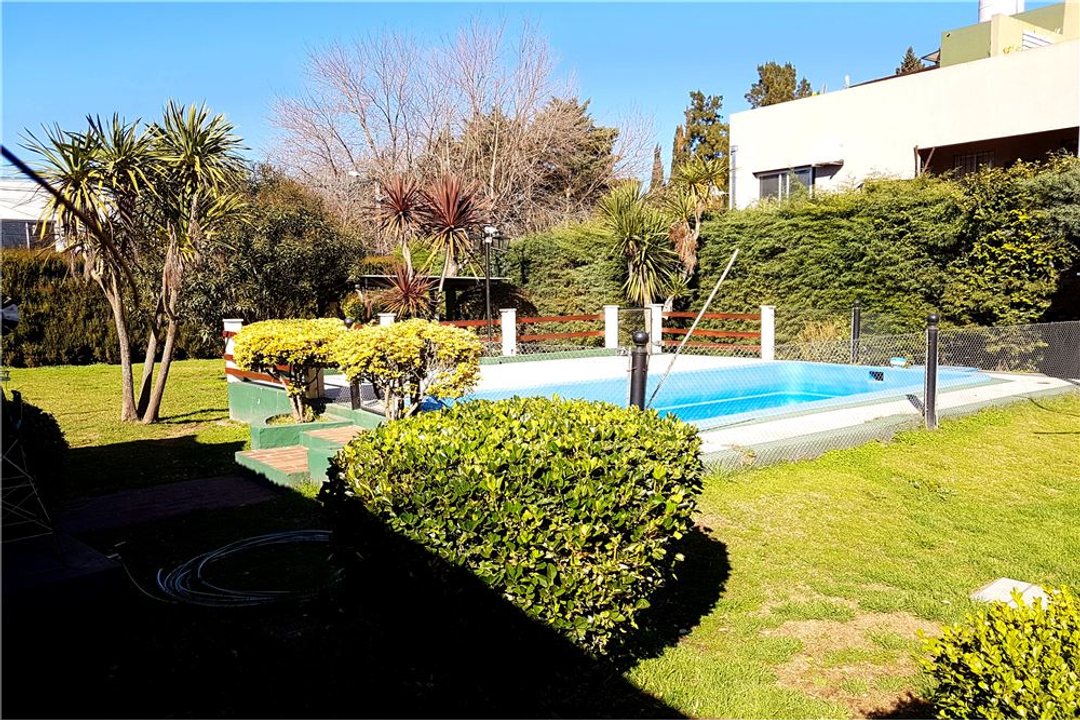 VENTA CASA 6 AMBIENTES CON PILETA QUINCHO EN PILAR
