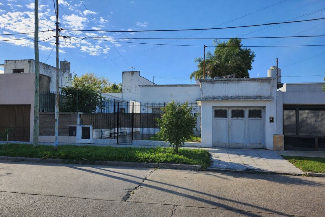 VENTA CASA 3AMBIENTES DON BOSCO COCHERA TERRAZA