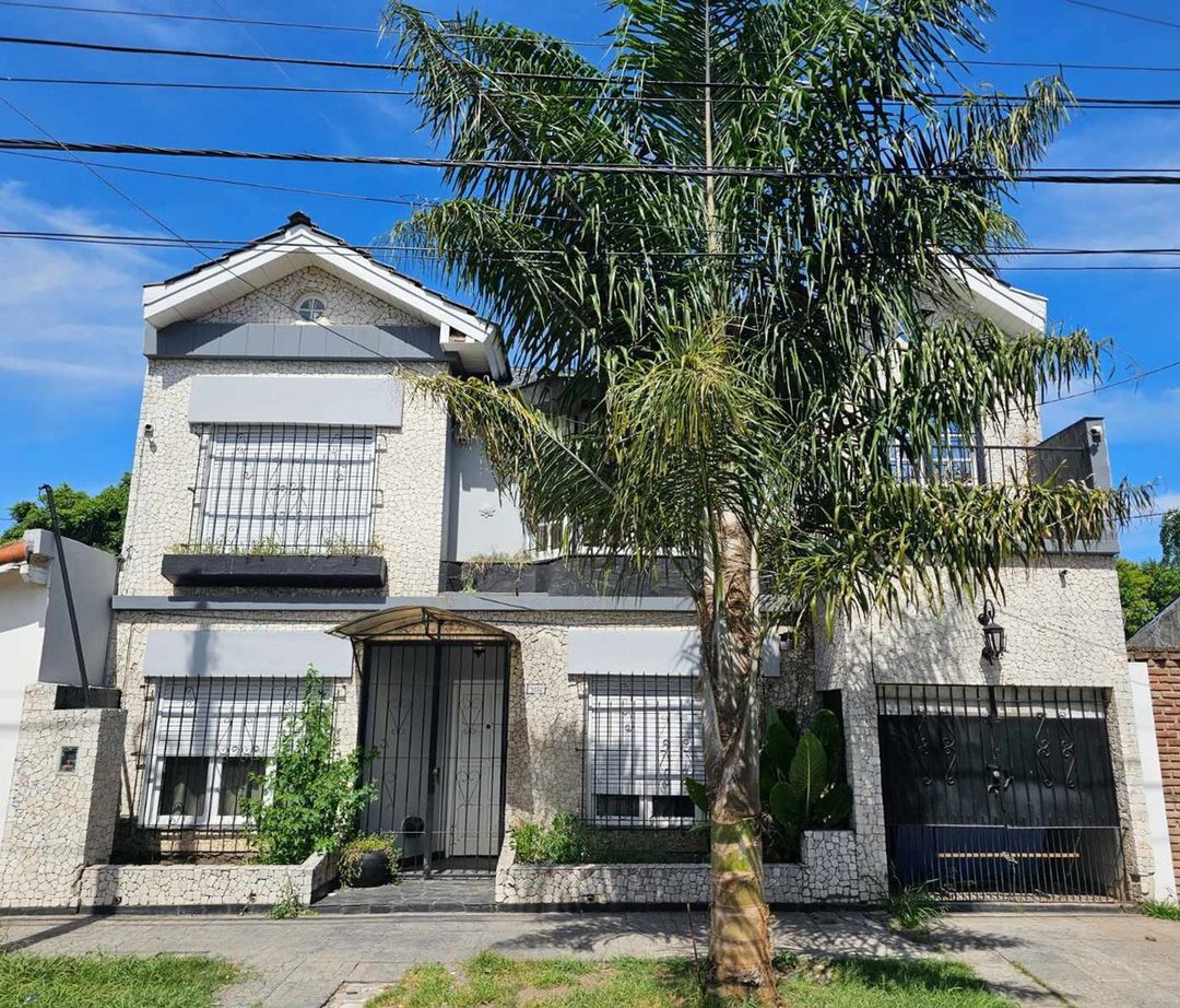 VENTA PERMUTA CASA 5 AMBIENTES PILETA Y COCHERA