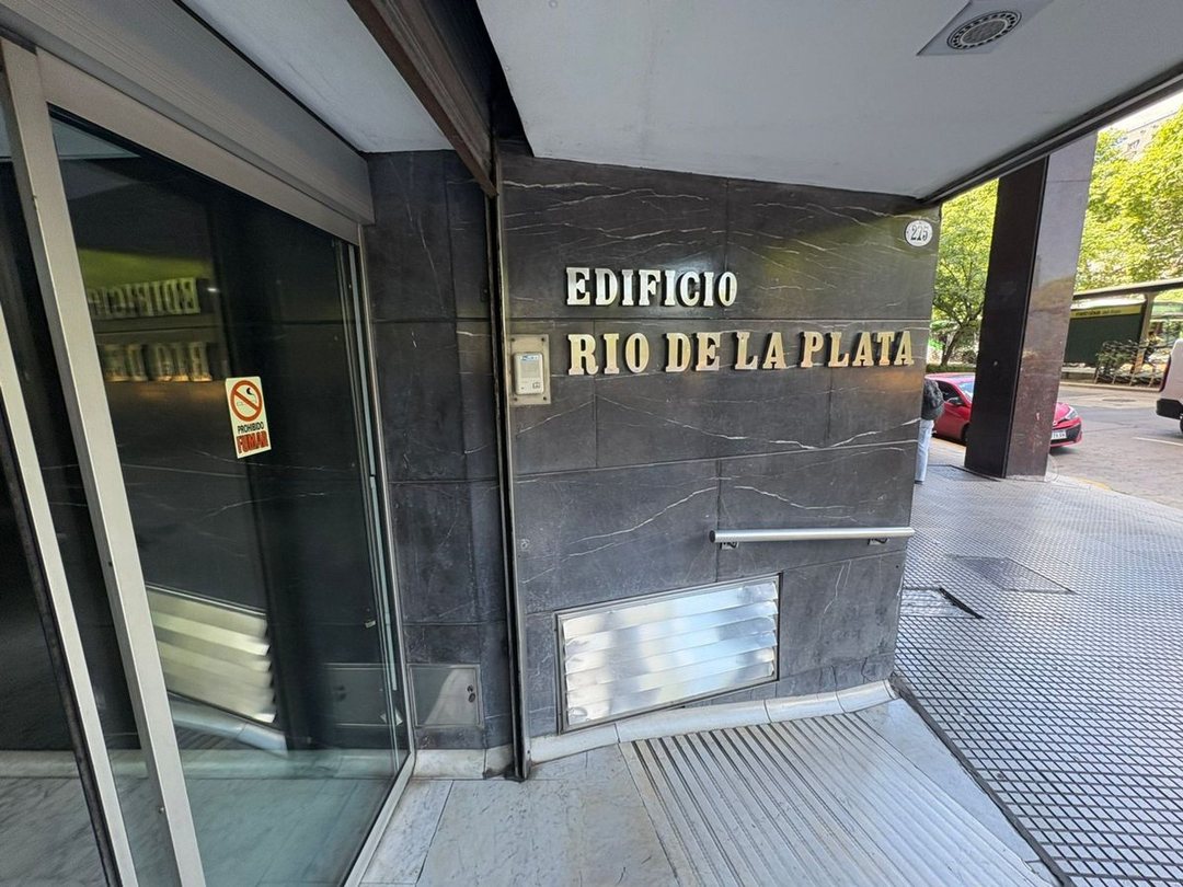 VENTA OFICINAS 200m2 REFACCIONADAS + 2 COCHERAS