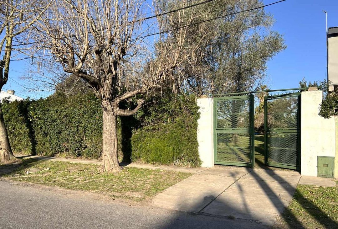 Lote en venta en Platanos Berazategui con arboleda