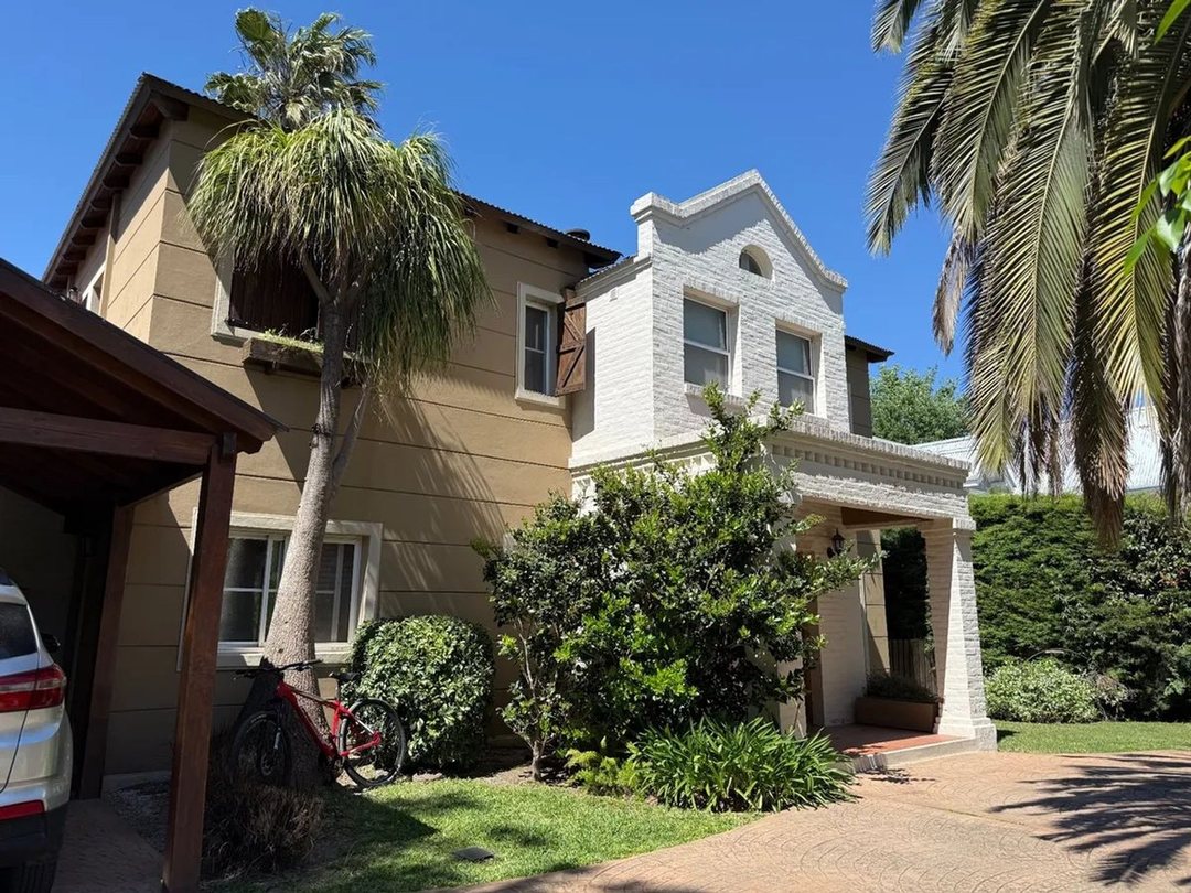 VENTA CASA BARRIO GALÁPAGOS CON JARDÍN 7 AMBIENTES