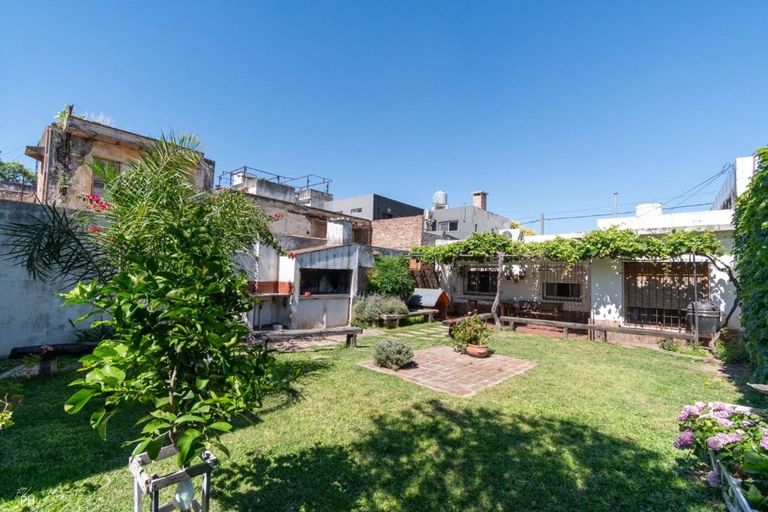 CASA EN VENTA 3 DORMITORIOS CON JARDIN TIRO SUIZO