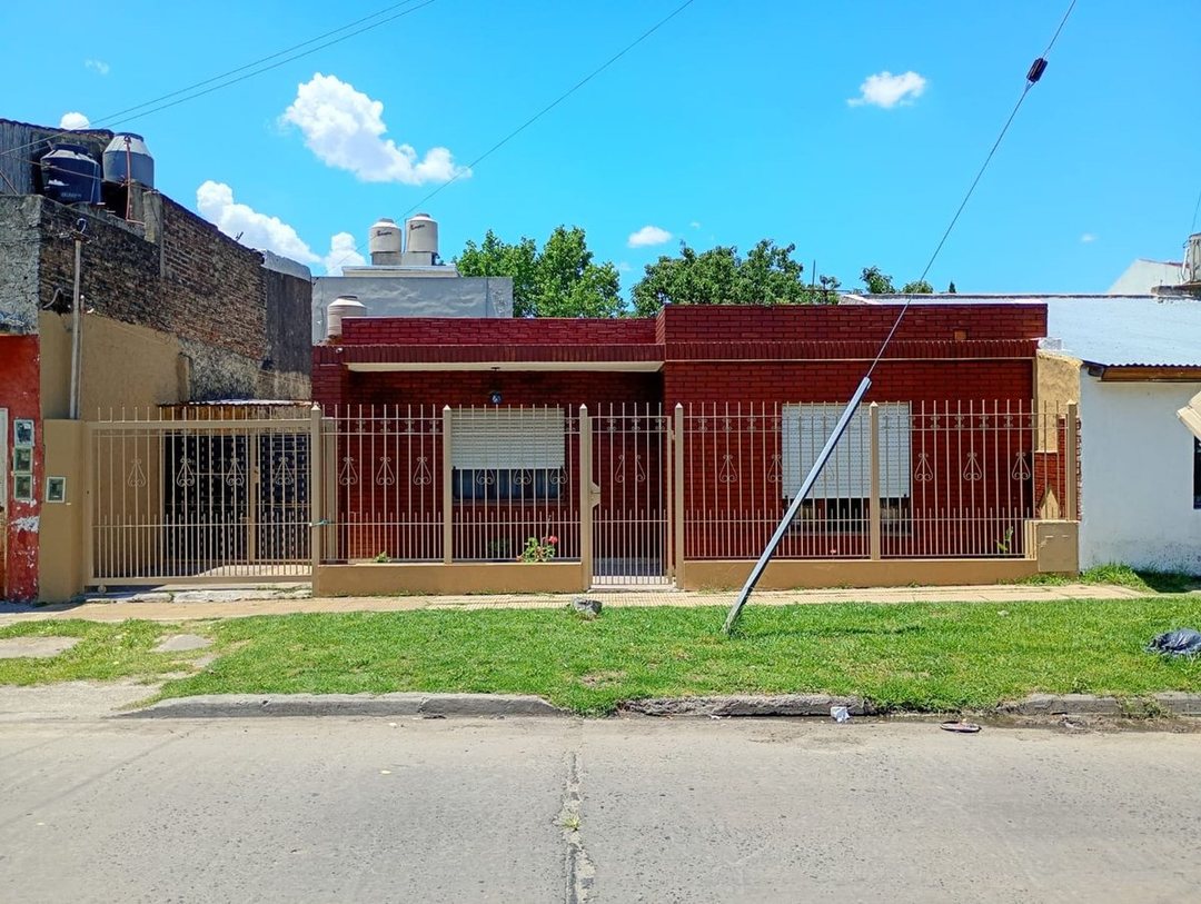 CASA  EN VENTA 3 AMBIENTES EN MORON