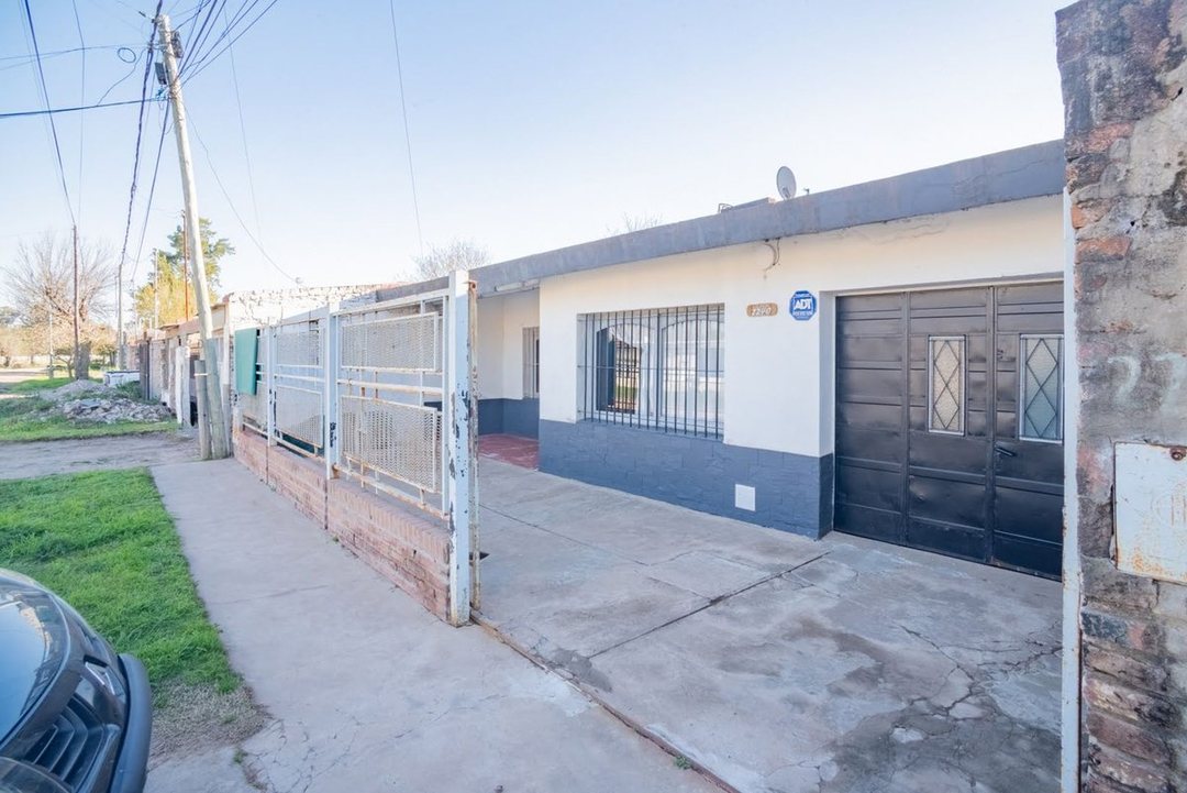 Casa 3 dormitorios, patio c/ pileta en Santo Tomé