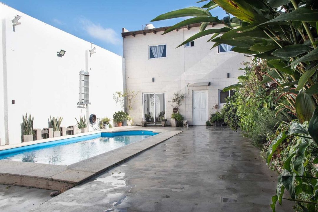 VENTA CASA 5 AMB. CON PILETA V. BALLESTER