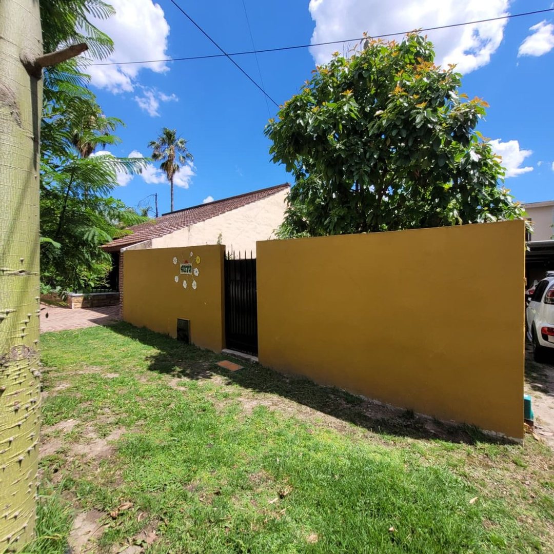 CASA EN LOTE PROPIO CON PARQUE Y PARRILLA