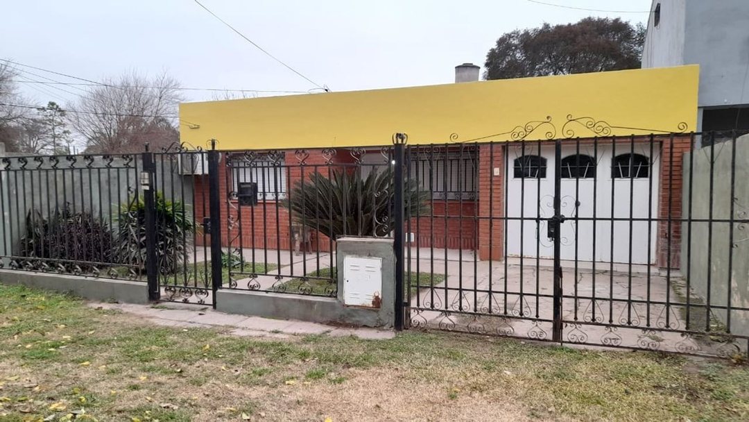 VENTA CASA SANTO TOME,SANTA FE con patio y cochera