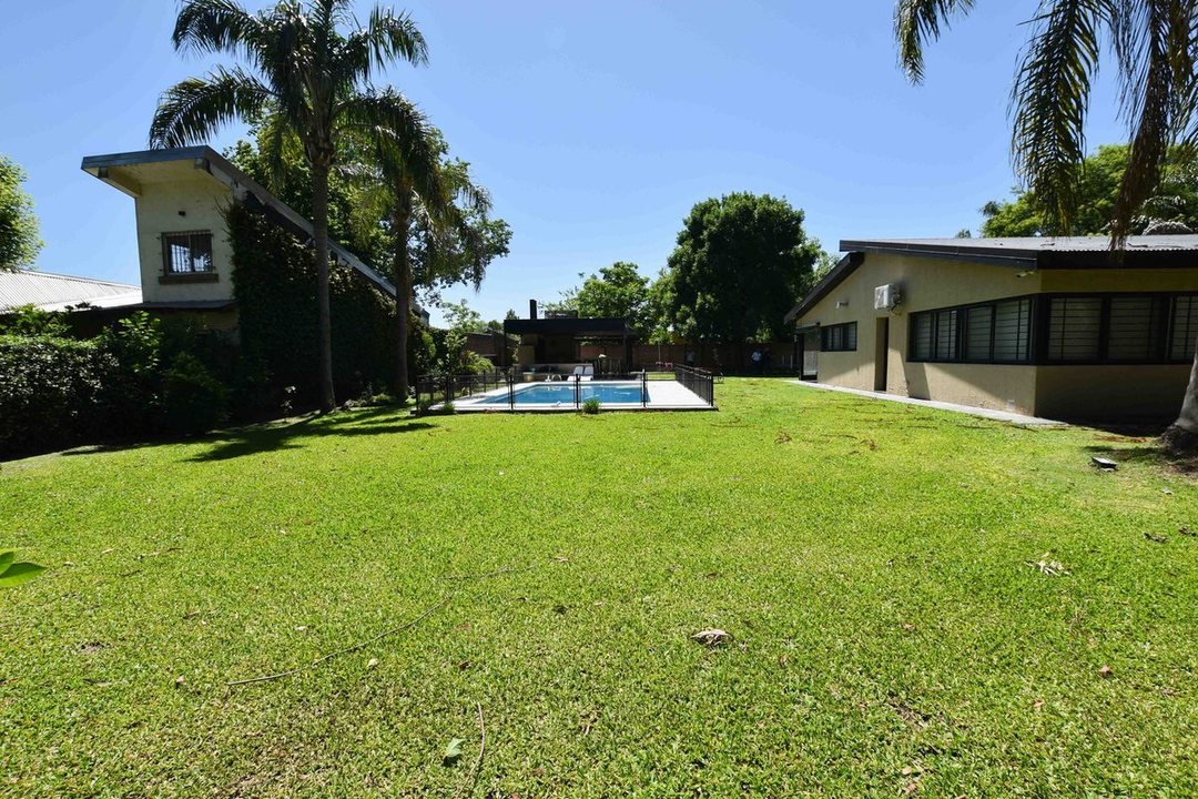 VENTA CASA EN IBARLUCEA CON PILETA COCHERA QUINCHO