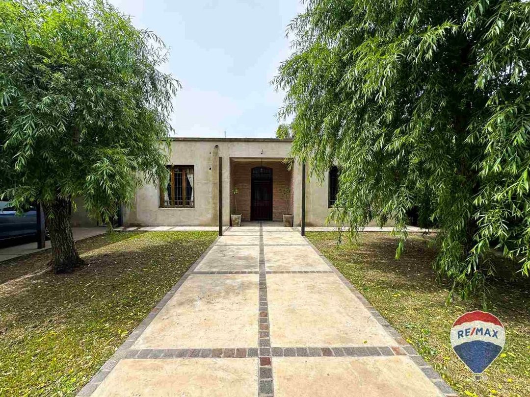 CASA 4 AMBIENTES EN VENTA GUERNICA, CON PILETA