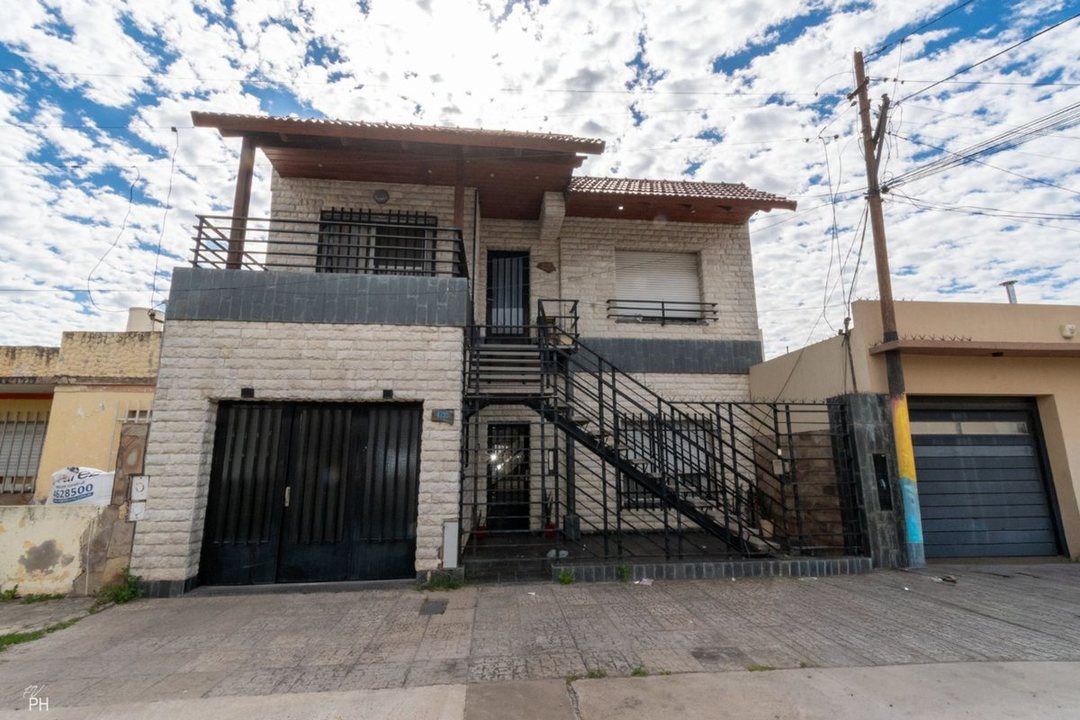 CASA DE TRES DORMITORIOS  PLANTA ALTA - TIRO SUIZO