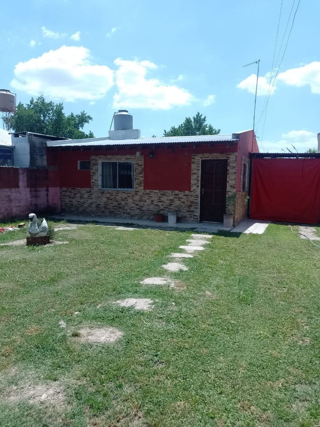 HERMOSA CASA EN TORTUGUITAS. AMPLIO PARQUE.