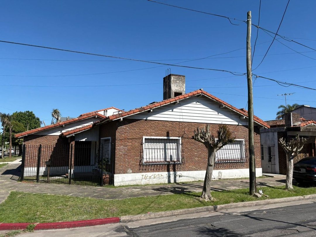 CASA 5 AMBIENTES VENTA CASTELAR COCHERA JARDIN