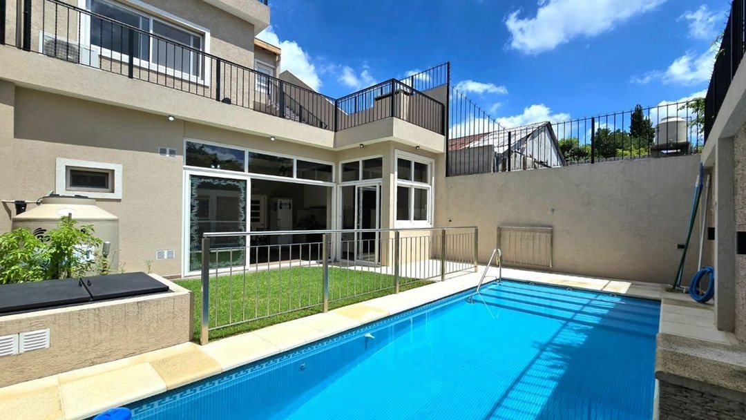 CASA 4 AMBIENTES PISCINA ASCENSOR ACEP. PROPIEDAD