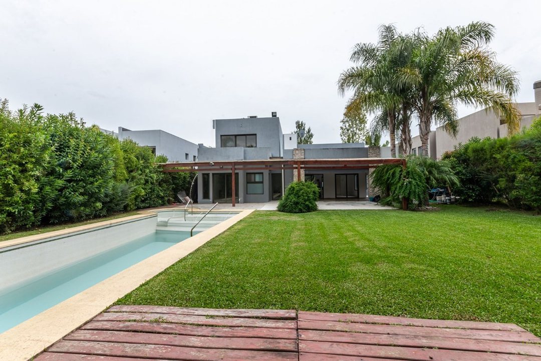 VENTA CASA CON PILETA Y PARQUE FINCAS DE IRAOLA 2