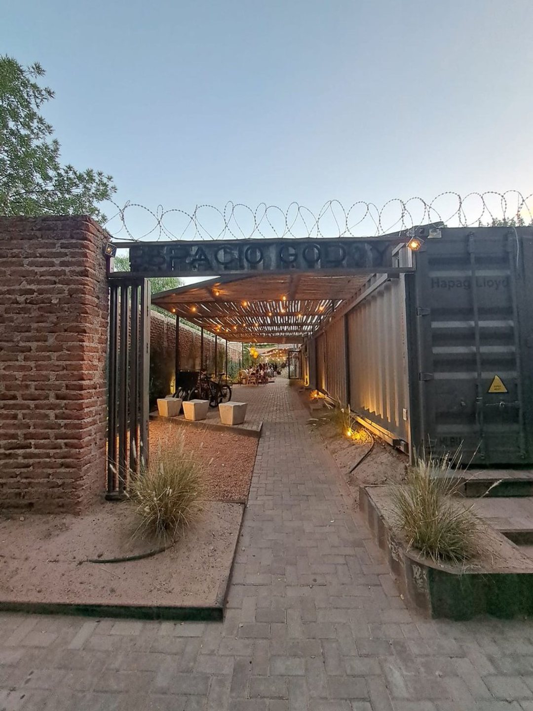 SE VENDE EXCELENTE COMPLEJO COMERCIAL