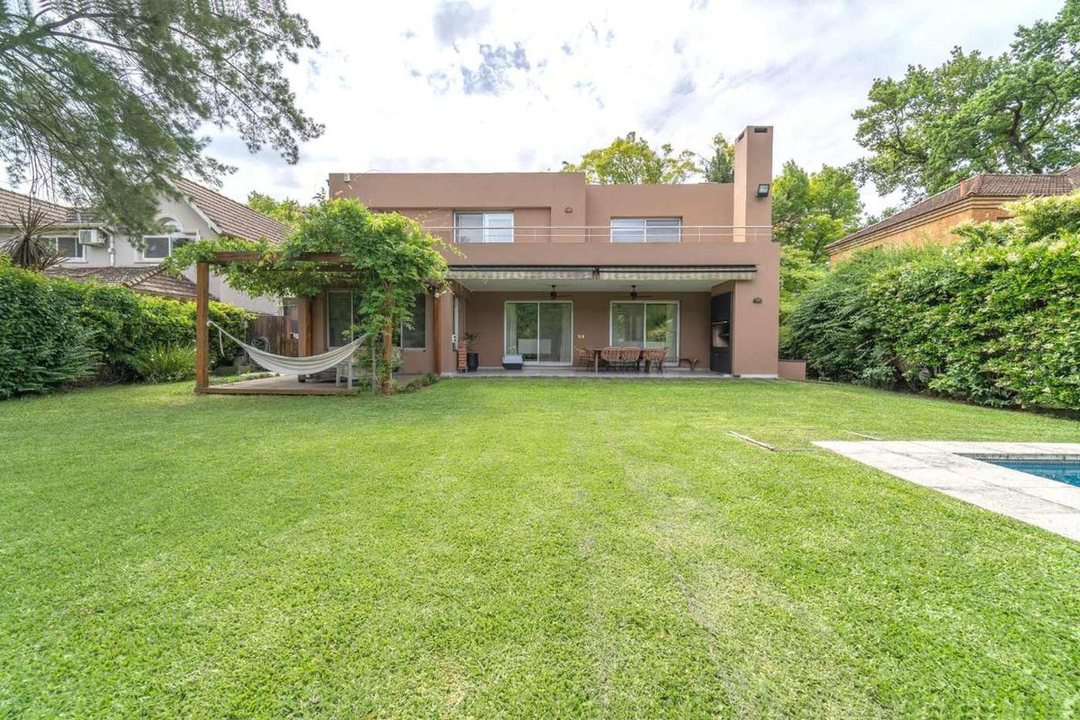 Venta Casa Barrio Los Laureles, Pilar