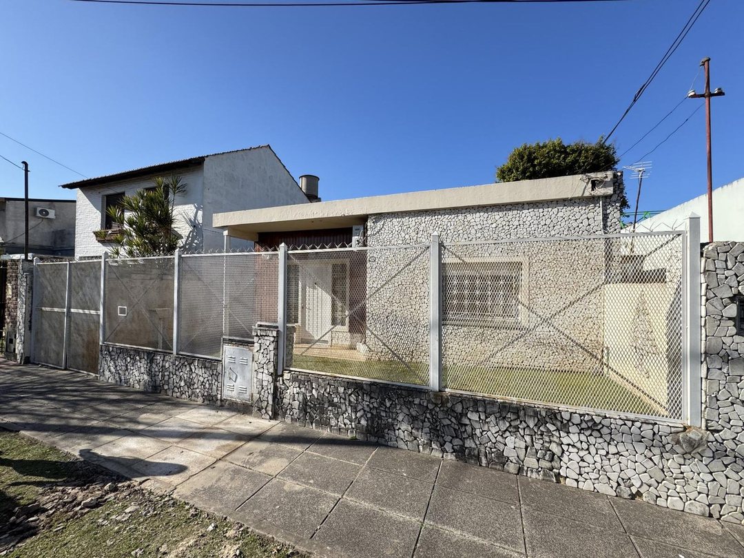 VENTA CASA 3 AMB MORON JARDIN  Y 2 COCHERAS