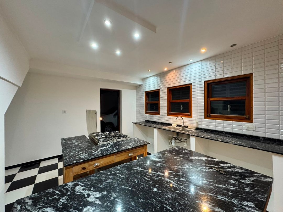 CASA EN VENTA 5 DORMITORIOS CON PARQUE