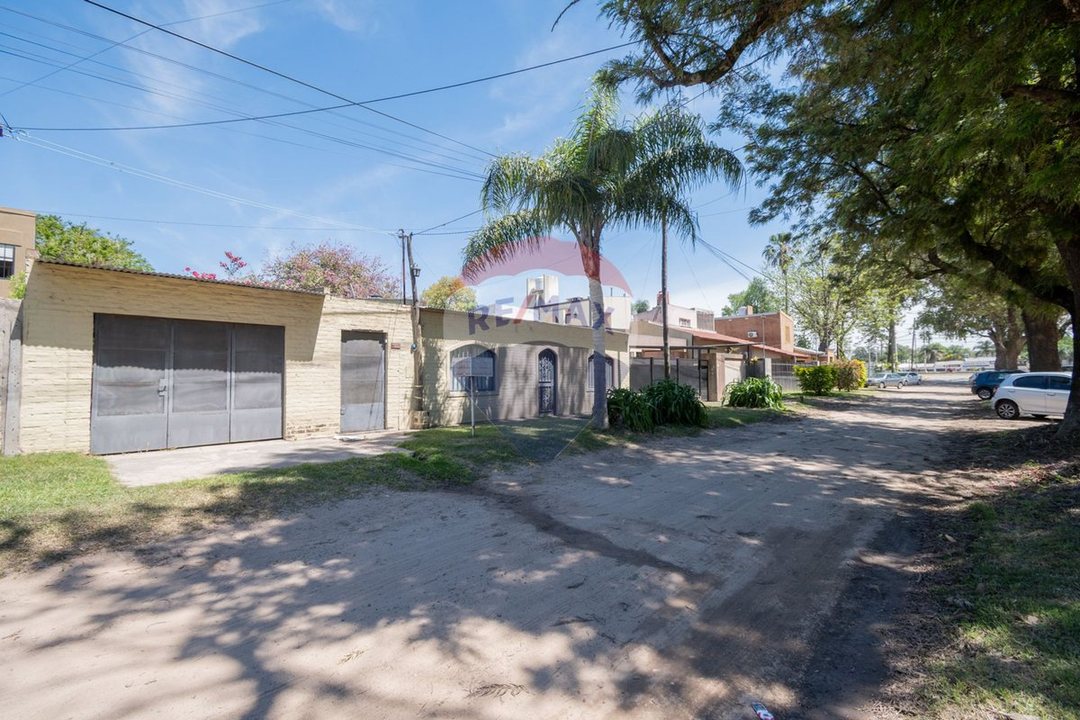 CASA CON PILETA EN VENTA A MTS. DE RUTA 1