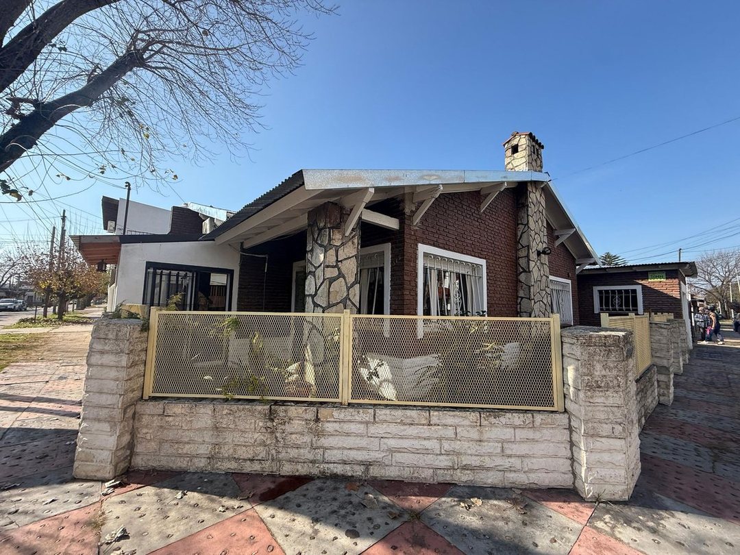 CASA 3 AMBIENTES VENTA JARDIN Y PATIO V BALLESTER