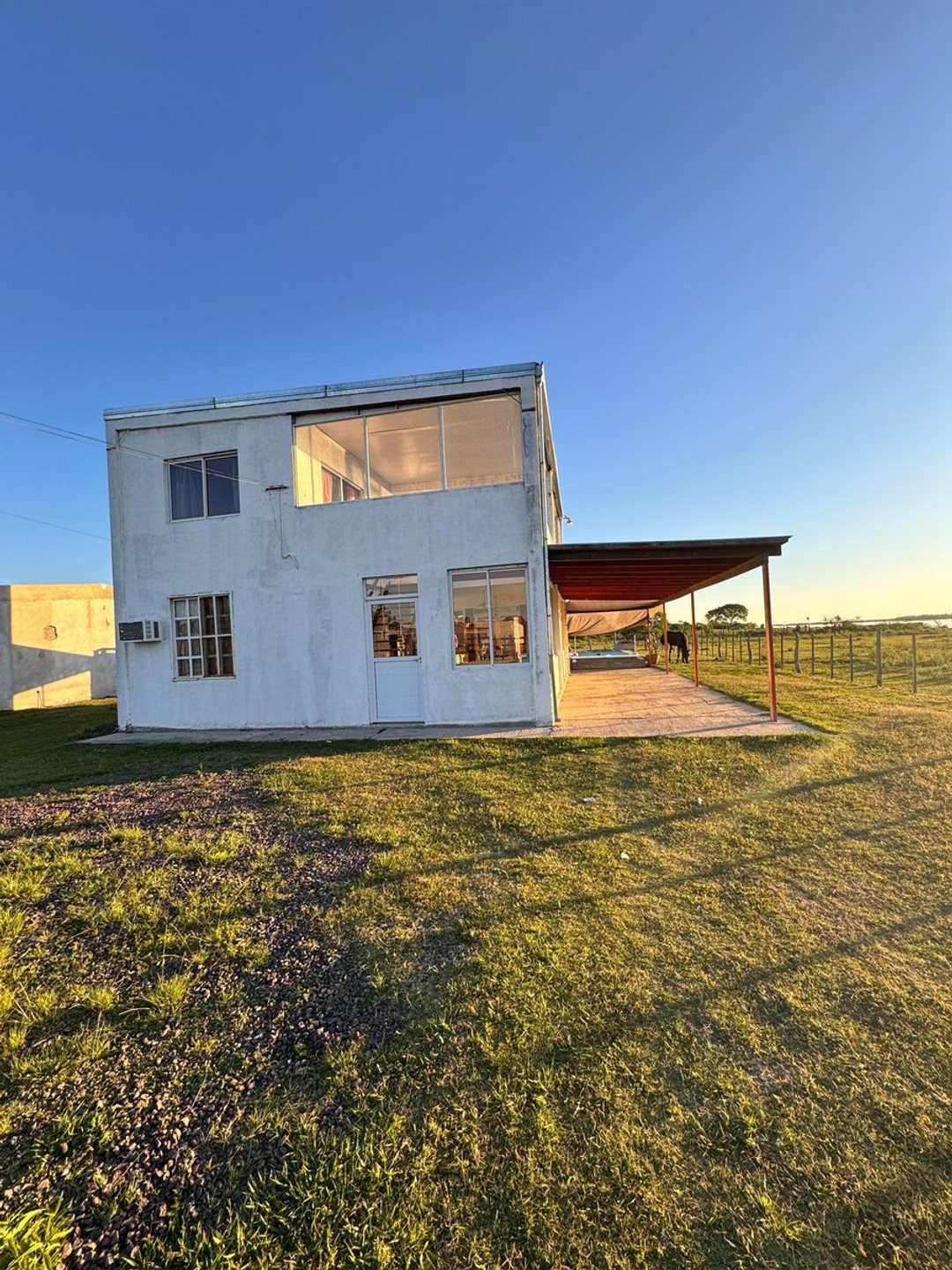CASA EN VENTA FRENTE AL RIO