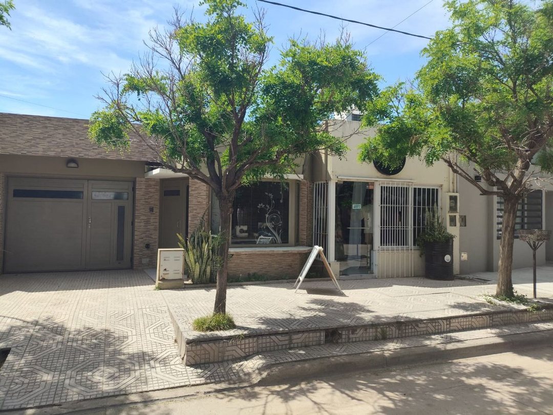 VENTA CASA 3 DORMITORIOS MAS SALON COMERCIAL.