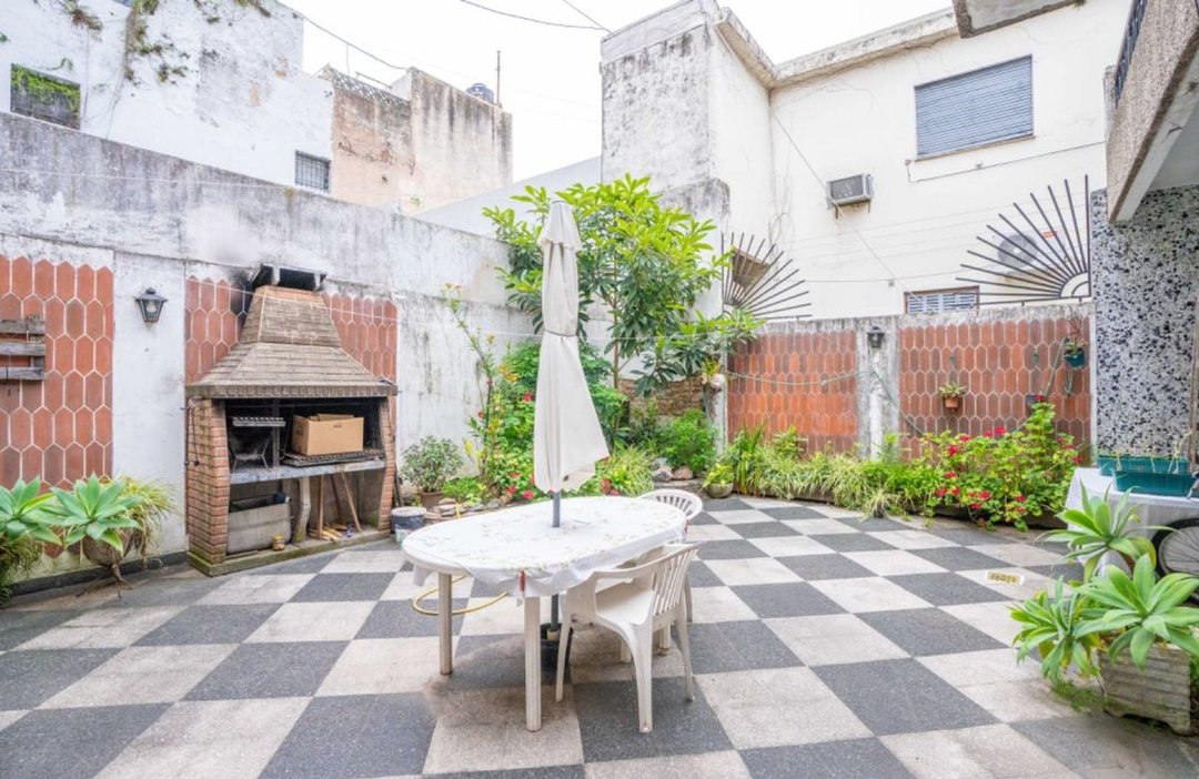 Casa 4 amb c/patio,parrilla y cochera venta Flores