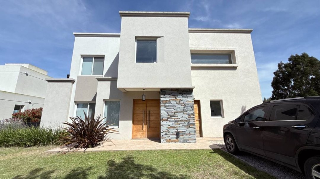 CASA EN VENTA HARAS DEL SUR II 3 DORMITORIOS.