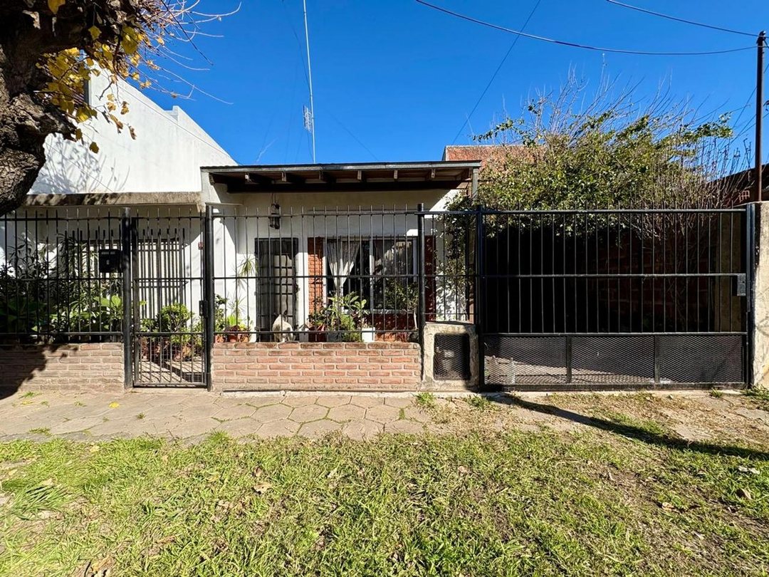 VENTA CASA 4 AMB CON COCHERA, JARDIN Y PARRILLA