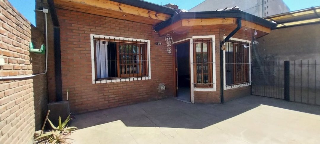 Casa 2 dormitorios en venta Villa Elvira, cochera.