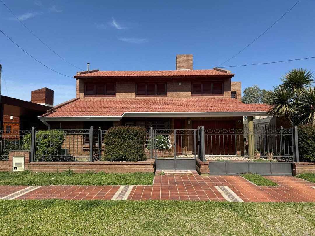 VENTA CASA 4 DORMITORIOS PILETA CLIMATIZADA PILAR