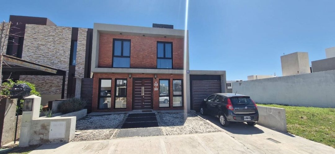 CASA 4 DORMITORIOS 4 BAÑOS Y PILETA EN DOCTA