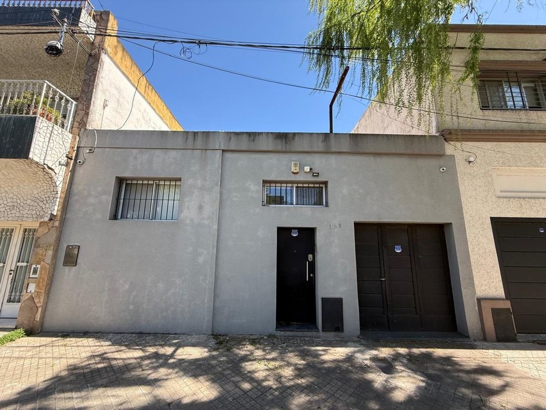 VENTA CASA/LOTE CON PATIO Y COCHERA LUIS AGOTE