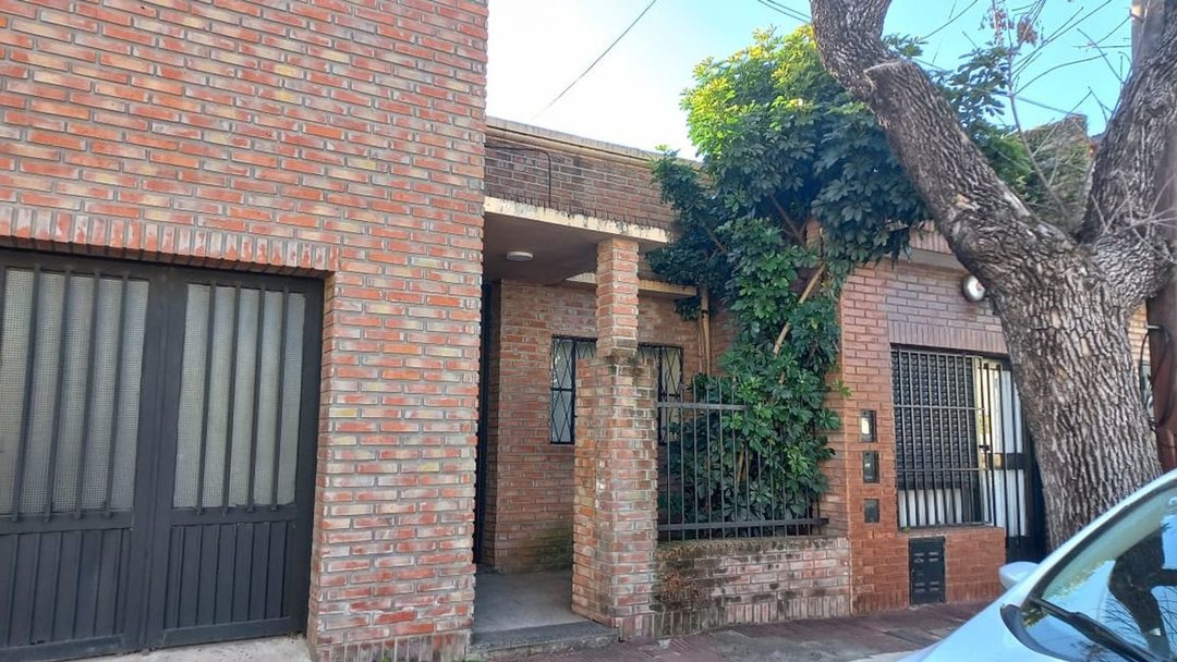 Venta oportunidad 2 casas en Barrio Sarmiento